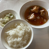 ジャスミンガーデン - 鶏肉の甘酢がけ&ライス&ザーサイ ジャスミンガーデン - 鶏肉の甘酢がけ&ライス&ザーサイ