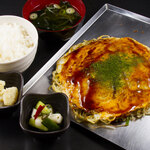 Hiroshima Okonomiyaki Hopukinsu - ボリュームたっぷりお好み焼き定食は800円（税込）
