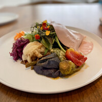 コレドガーナ - スーパースターファーマー梶谷さんのサラダと前菜盛り合わせ