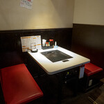 Hiroshima Okonomiyaki Hopukinsu - テーブル席もございます