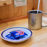 Komeda Ko-Hi-Ten - アイスコーヒー(無糖│レギュラーサイズ)@税込580円：豆菓子はジェリコの分とあわせて2袋