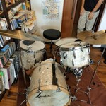 カフェ・アカリ - ジャズ演奏のドラム