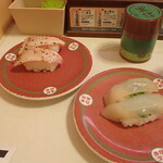 はま寿司 - とろびんちょうレアステーキ（左）、大葉漬け真いか（右）