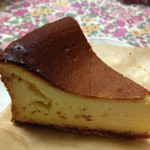 パティスリー カフェアイナ - ベイクドチーズケーキ　３００円