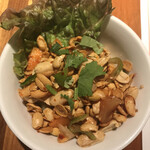 ヒマラヤテーブル - 大豆とピーナツのスパイス和え。1人でのんびり飲るのに結構良いですよ。何度か来てるのんべえ向け（笑）