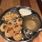 ヒマラヤテーブル - パニプリ。サクサクした生地にじゃがいももアチャール的なものを詰めてスープを入れて食べる。ネパールではおやつ感覚で提供されるものだそう。ヨーグルトはお好みで。色んな組み合わせで自分の好き、を(^^)