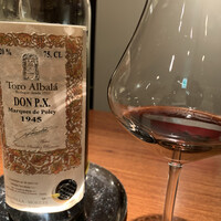 一穀一枝 - スペイン アンダルシア D.O.モンティーリャ モレリス　　甘口　　濃厚な黒い色。ドライフルーツ、プラムやブドウか感じられ、ロースト、バルサミコ、柑橘系の特徴が表れる複雑なアロマ。