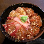 Maguro Goya Honten - マグロは赤身ならではの精悍さ、ブリは脂の乗った旨さを見せてくれる。対照的な組合せが、丼の満足度を高める