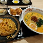 台湾焼小籠包 玉龍 - 担々麺とシンガポール炒飯。べっちゃりしてる。