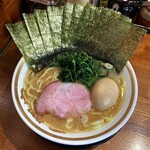 横浜家系ラーメン 三郷家 - ラーメン700円麺硬め。海苔増し100円。