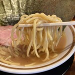 横浜家系ラーメン 三郷家 - 麺リフト。