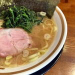 横浜家系ラーメン 三郷家 - バランスが良くコクのあるスープ。