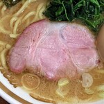 横浜家系ラーメン 三郷家 - チャーシューはスモーク。