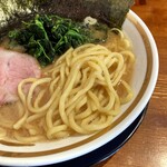 横浜家系ラーメン 三郷家 - 大橋製麺多摩の中太麺。