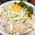 ラーメン二郎 - 小ラーメン（830円）＋ニラキムチ（100円）＋味付玉子（100円）＋汁なし（100円）、ニンニク・辛子マヨネーズ