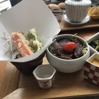日本食 雅庭 - 野菜の天ぷら、牛肉のサラダ、おしたし