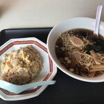 松月 - ラーメン　半チャーハン