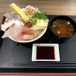 漁港めし家 牧原鮮魚店 - 仲買の海鮮丼（並）