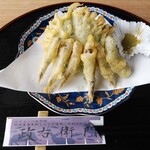 jibiekawauoryourijunkokusansobakohyakupa-sentoshiyoujuuwariteuchisobadokoromasaemon - 希少な琵琶湖産天然小鮎(5匹)と野菜3種盛り(大葉・獅子唐・薩摩芋)の天麩羅(小ぶりの小鮎は10匹お付け致します)