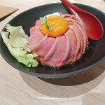 やながわ精肉店 - ★★特製ローストビーフ丼 996円 見た目が美しく芸術的だが、直径10cmオタマぐらいの小さなボリュームでCPは悪い！