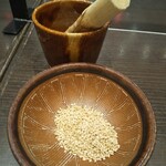 とんかつ濱かつ - 胡麻をスリスリ