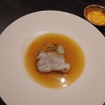 フロリレージュ - (2022/7 訪問)ハタ。外側はカリッと、中は絶妙なレア加減。ブイヤベースをソースにした奥深い一品。