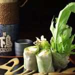 Koedo Kawagoe Tenka Dori - 蒸し鶏と朝取り胡瓜の生春巻き（556円）は女性人気NO1