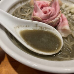 木更津 丿貫 - 極濃煮干蕎麦
      見た目よりもサラリとしたスープ