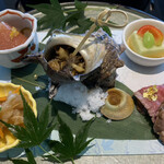 Hakata Mizutaki Hamadaya Kuuten - 前菜5点盛り、中央のサザエの壺焼きは熱々