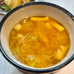 ゆばカフェ紫水庵 - 生味噌を使ったみそSoup。豆腐、揚げ、葱、玉葱、人参などが入った具沢山で美味しい味噌汁。