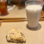 神戸屋 - 『クランベリースコーン』
            『アイスミルク』
