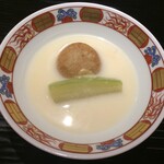 富小路 やま岸 - 蓮根饅頭と冬瓜の白味噌仕立て