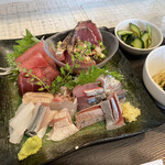 マルカツ - ¥1,000のお刺身定食　真鯛、釣あじ、真いわし、まぐろ赤身、小肌酢〆、そしてサービスのカツオとイカ