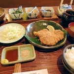 Takashima - いろいろなお皿が並びます。