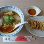 ラーメン乾杯 - 料理写真:中華そば　ギョーザ