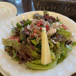 キッツビュール - ハーフでもしっかりとしたボリュームのシェフサラダ