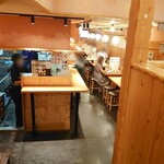 Taishuu Sutando Kandaya - 半地下で奥行のある店内は少しの立ちカウンターとテーブル席。一番奥に喫煙室あり。テレビもあり〼
