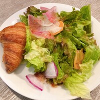 イル フューメ - 発酵バタークロワッサンとサラダ