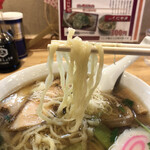 くにや - 比較的幅狭なモチピロ手打ち麺。