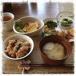 TERRA 小屋 - リハビリの帰りに、渡辺通りにあって気になっていたオーガニック・カフェへ、TERRA小屋へ。
本日のプレートの動物性のものを使わない方を選びました。
メインは厚揚げのステーキ。アフターに穀物珈琲を頼みました。

玄米ご飯がモチモチしていて、お野菜色々〜身体がやさしくなる気がしますね。
スイーツも色々あるみたいだから、今度はおやつに寄ってみたいです。
