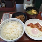 Nakau - 目玉焼きベーコン朝食+牛小鉢610円税込ですってぇ〜♪