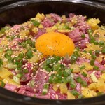 Yakiniku Horumon Shiduru - 黒毛和牛ユッケの土鍋ごはん