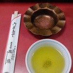 廣東餐館 鳳飛 - 早めでも入れてもらえますが、お茶とオーダーは１２時丁度から