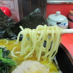 【酒井製麺】でゆったりウェーブがかかった中太麺