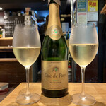 餃子とスパークリング バブルス - デュック ド パリ スパークリング