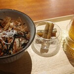 ジョンソンズティーラウンジ - 銀鮭漬け丼。ドリンクはハニーブッシ+彩りハーブ