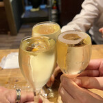 餃子とスパークリング バブルス - こぼれスパークリングで乾杯〜♪