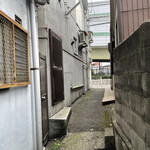 Yakiniku Masachiyan - 通路を出たら建物と建物の間道