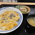 Izayoi - 親子丼定食　こちらは卵多めですが味がかなり濃い