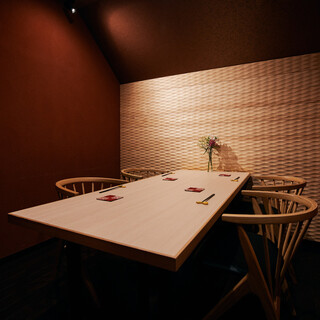 6名様まで着席可能な完全個室。シックな雰囲気でごゆっくりお食事をお楽しみ下さい。